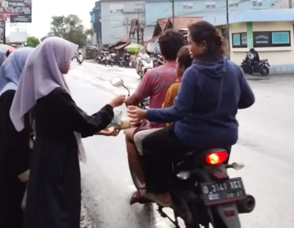 Bagi-bagi Takjil Gratis