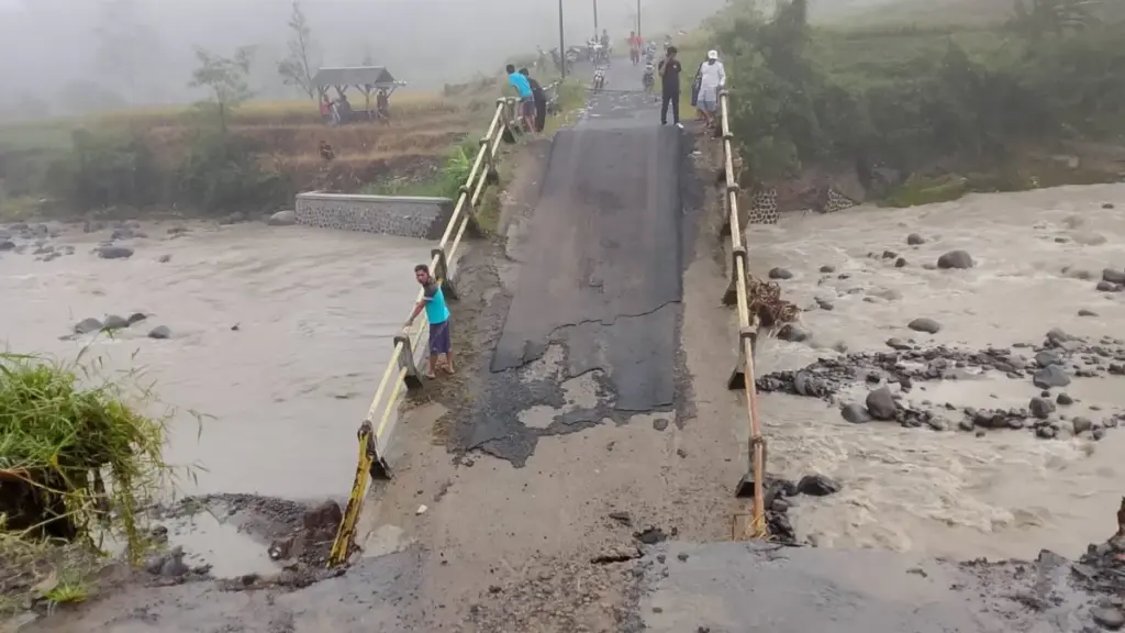 Jembatan Cijurey ambruk