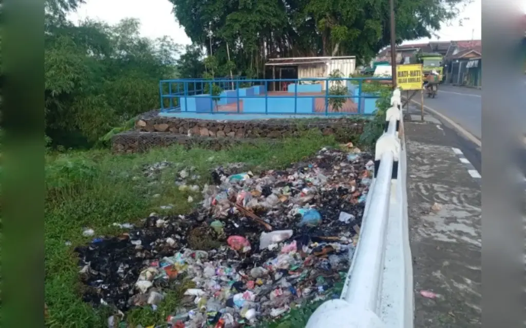 Tumpukan Sampah di Jatitujuh
