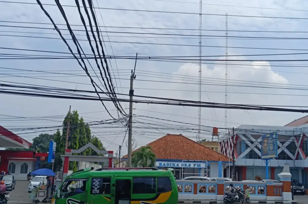Diskominfo Tertibkan Kabel Semrawut