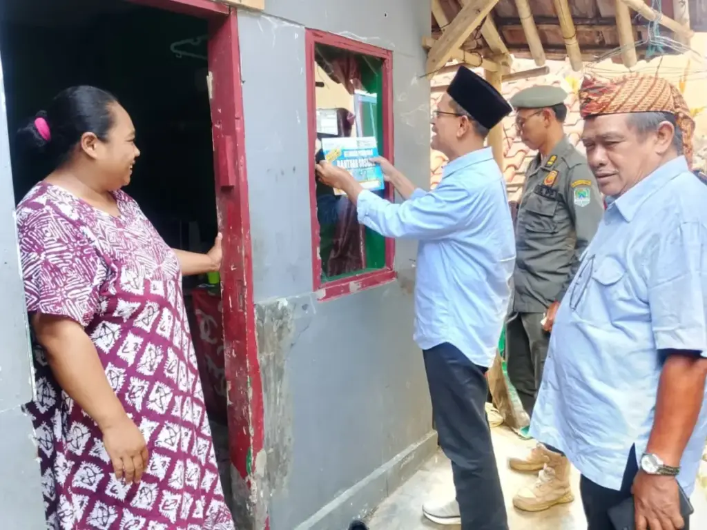 Pemcam Maja Pasang Stiker Rumah KPM